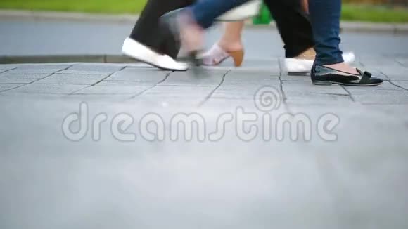 人行横道人过马路脚在人行道上行走视频的预览图