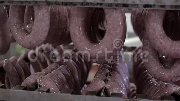 Sausage被肉店里的一个产品挂着视频的预览图
