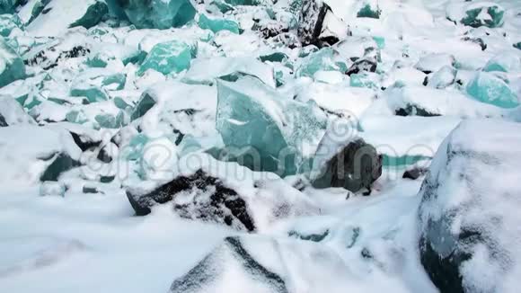 北极地区雪背景上美丽独特的绿松石颜色冰川视频的预览图