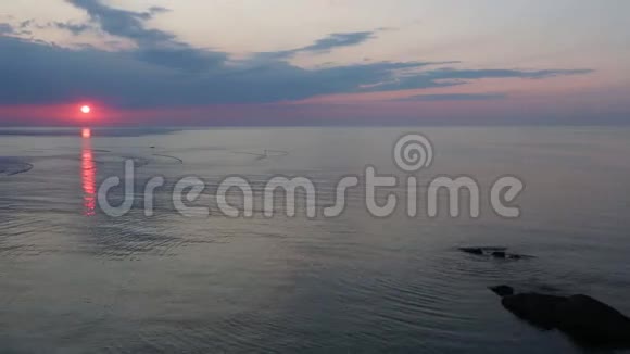 海面上的日出和渔网视频的预览图