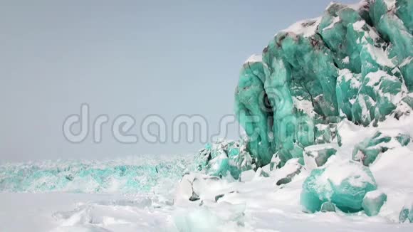 北极地区雪背景上美丽独特的绿松石颜色冰川视频的预览图