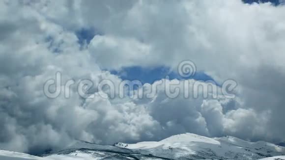 雪山顶上的时空云视频的预览图