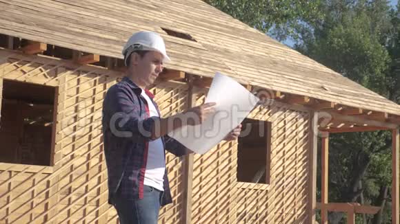 概念建筑构建建筑师慢动作视频戴头盔生活方式的建筑工人站在建筑上视频的预览图