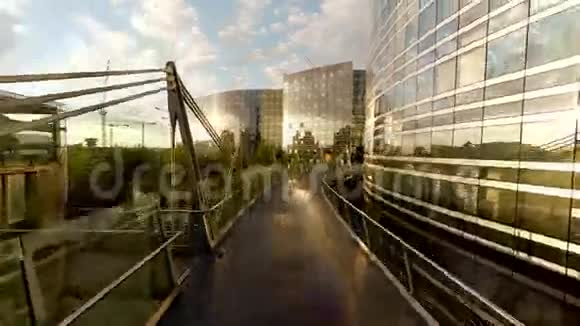 玻璃办公楼观景视频的预览图
