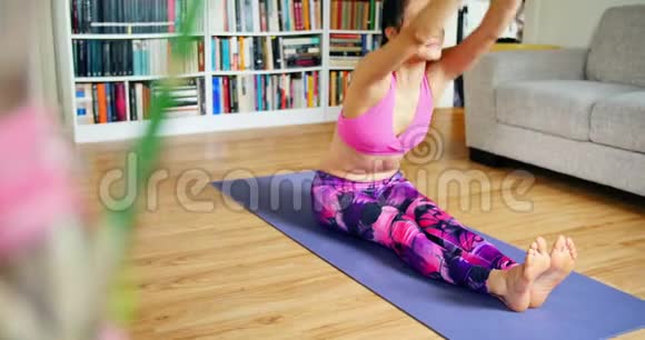 客厅里练习瑜伽的美女视频的预览图