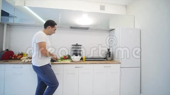 快乐夫妻一起在厨房做饭视频的预览图