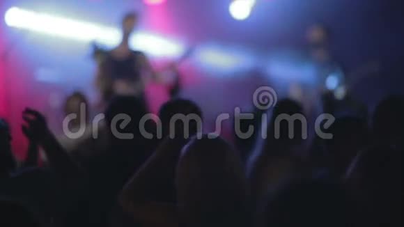 摇滚音乐会或DJ派对上的人群聚会录像视频的预览图