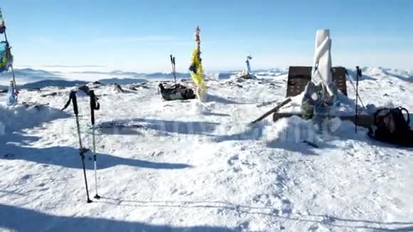 冬季从山峰上观赏视频的预览图