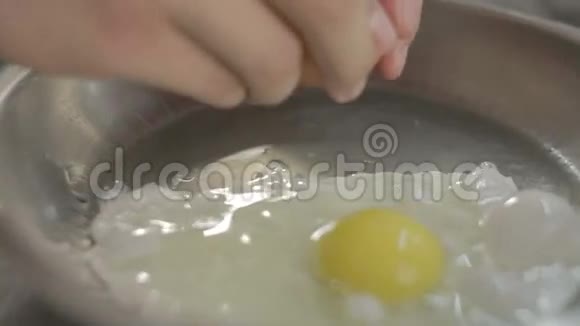 厨师煎鸡蛋厨房视频的预览图