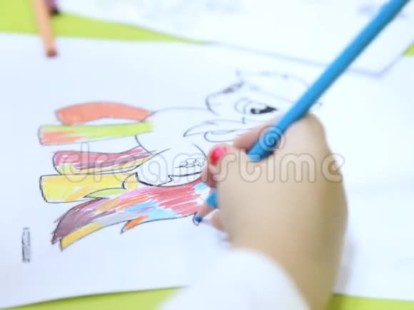 小女孩在幼儿园画画视频的预览图