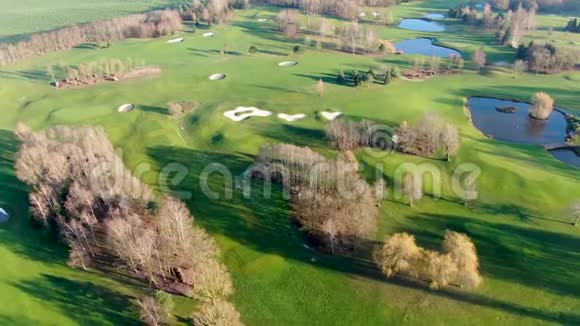 美丽的绿色高尔夫球场的鸟瞰图视频的预览图