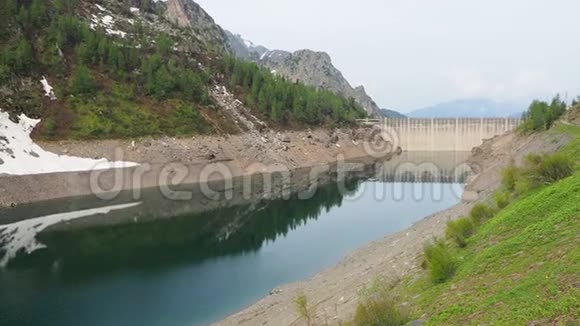 风景秀丽的弗雷格布贾湖和大坝一个高山人工湖意大利阿尔卑斯山意大利视频的预览图