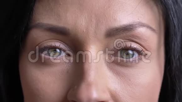 特写肖像美丽的成年白种人女性脸与灰色的眼睛直视相机视频的预览图