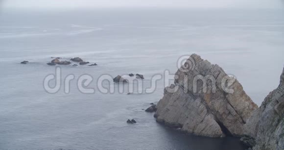 平静的海水形成岩石的景象视频的预览图