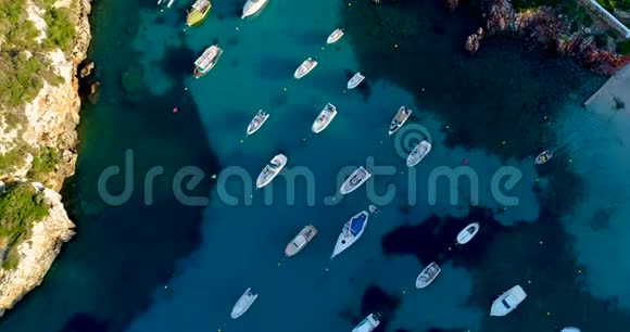 从空中俯瞰海上的船只视频的预览图