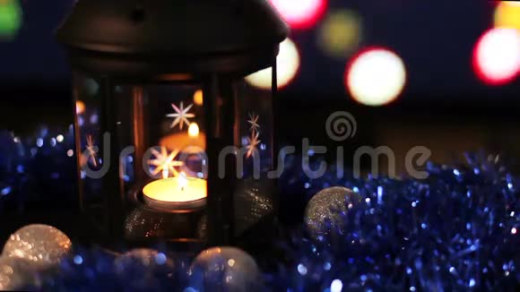 带蜡烛背景的圣诞新年灯特写视频的预览图