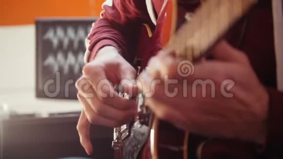 一个音乐家在录音室弹吉他并录音视频的预览图