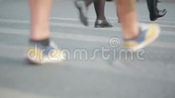 人行横道人过马路脚在人行道上行走视频的预览图