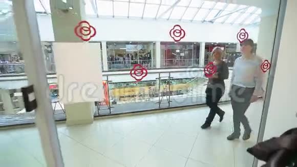 在购物中心购物视频的预览图