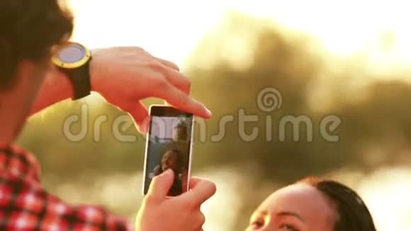 年轻人用电话给美女拍照视频的预览图