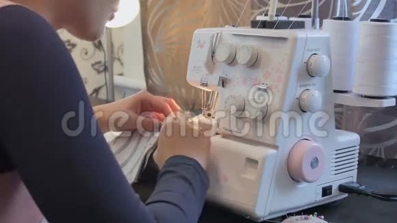 女裁缝用剪刀剪布视频的预览图
