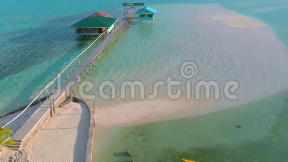 菲律宾小岛的4K海滩棕榈树和无尽绿松石的热带岛屿空中景观视频的预览图
