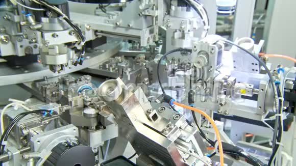 小型零件机械臂加工先进工业生产线视频的预览图