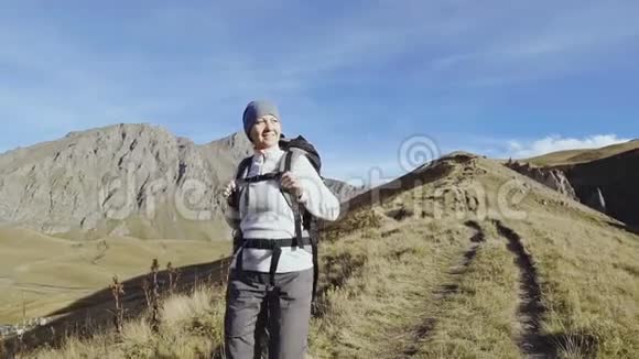 徒步旅行的女人走在山上视频的预览图