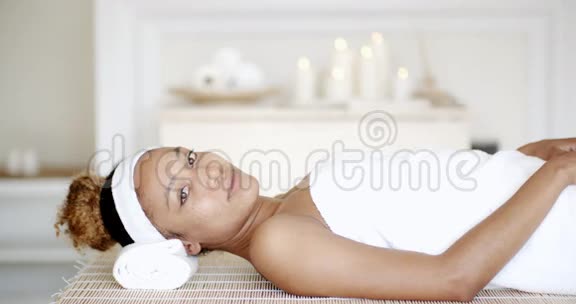女人正在水疗床上休息视频的预览图