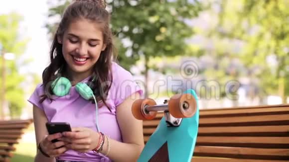 带智能手机和长板的快乐少女视频的预览图