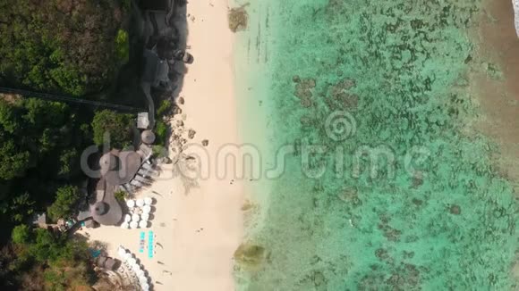 带绿松石水晶海洋的热带海滩巴厘岛的空中景色视频的预览图