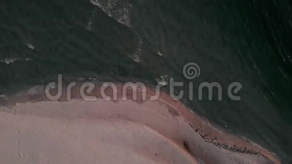 带沙滩的美丽海洋海岸线鸟瞰视频的预览图