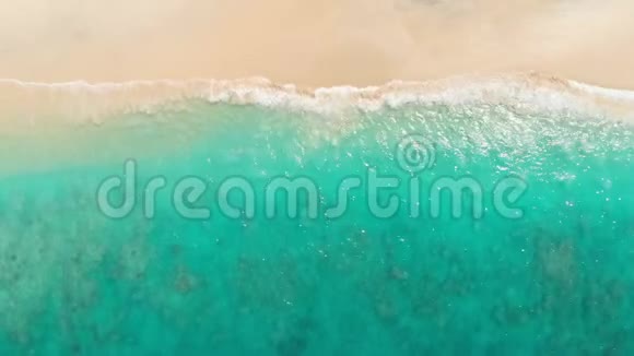 带绿松石水晶海洋的热带海滩空中景观视频的预览图