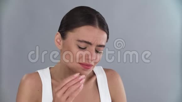 牙酸不快乐的女人带着强烈的牙齿疼痛的肖像视频的预览图
