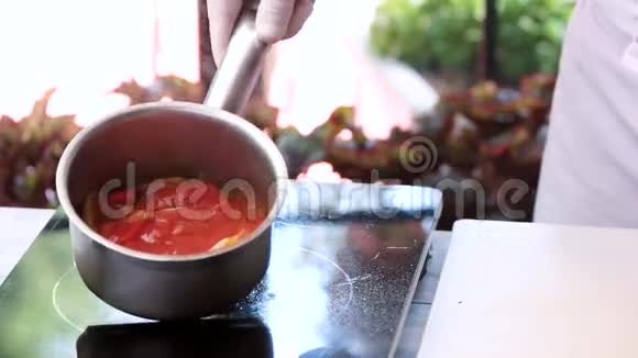 厨师在慢莫做饭视频的预览图