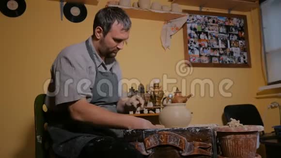 陶瓷车间专用工具的专业陶罐成型罐视频的预览图