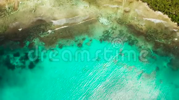 泻湖中透明的蓝色海水视频的预览图