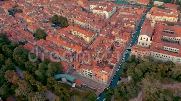 意大利威尼斯2019年6月空中无人机全景观威尼斯美丽建筑飞越运河和屋顶视频的预览图