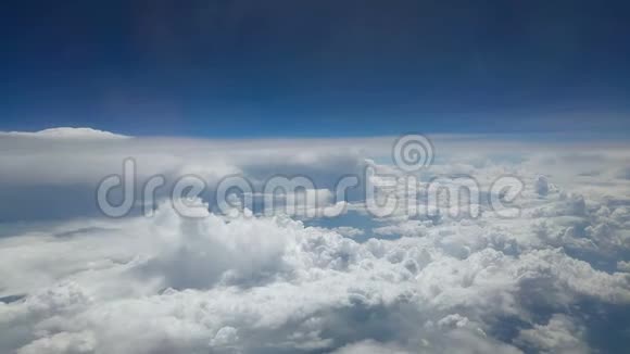 从飞机窗口俯瞰蓝天和云顶视频的预览图