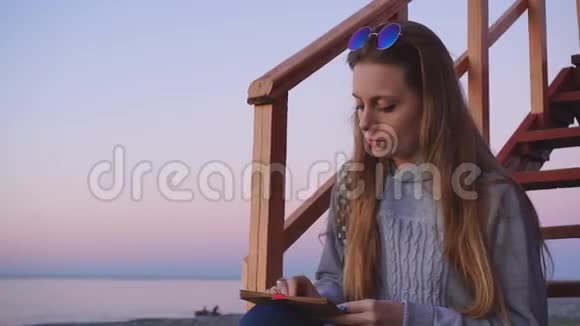 旅游美丽的女孩游客在日落前视频的预览图