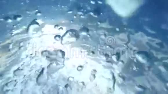 水中的气泡视频的预览图