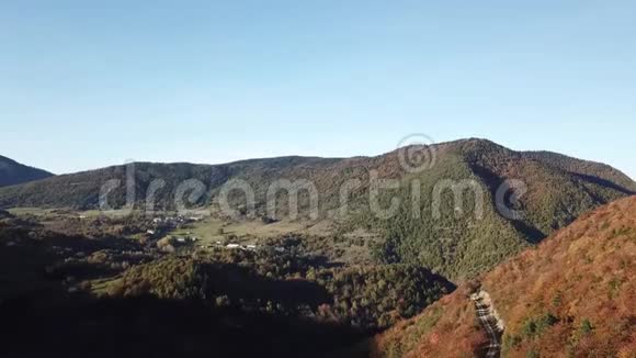 法国比利牛斯山脉秋林的鸟瞰图视频的预览图