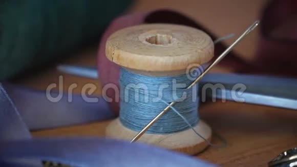 缝纫用品散落在桌子上视频的预览图