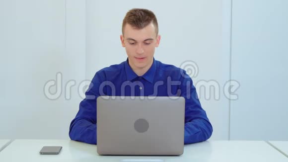 办公室商人在笔记本电脑上工作视频的预览图