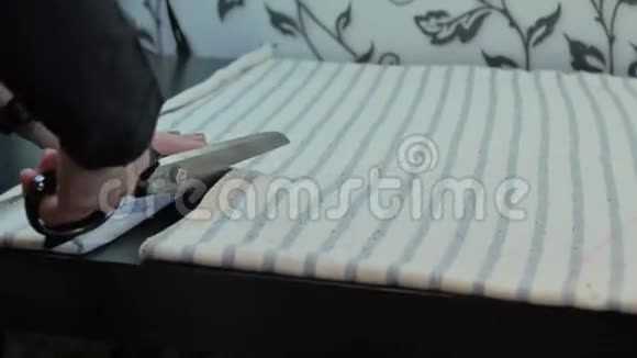 女裁缝用剪刀剪布视频的预览图