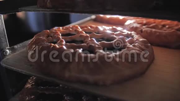 成品糖果有一个闪亮的外壳在架子上刚出炉的视频的预览图