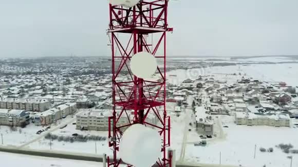 天线塔和蜂窝无线直升机射击视频的预览图