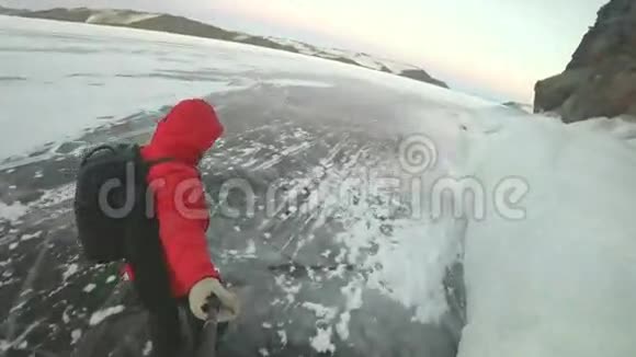 两个情人在湖冰上视频的预览图