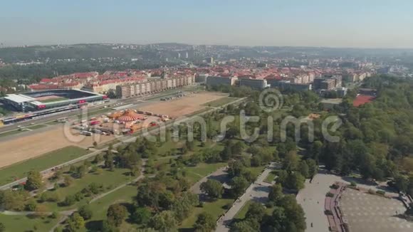 布拉格捷克共和国5月2019年空中帕莫拉马无人驾驶飞机观看市中心布拉格市景视频的预览图