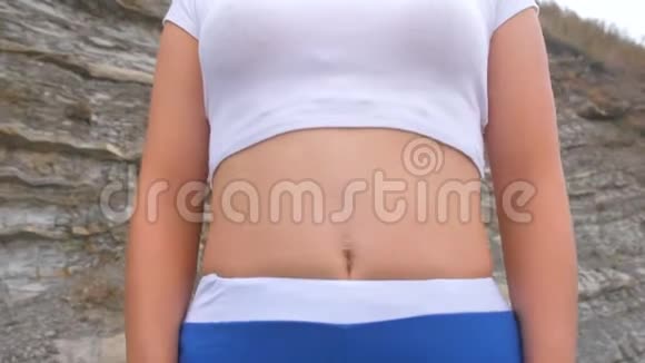 平腹女孩在呼吸锻炼身体的弹性腹部特写镜头视频的预览图